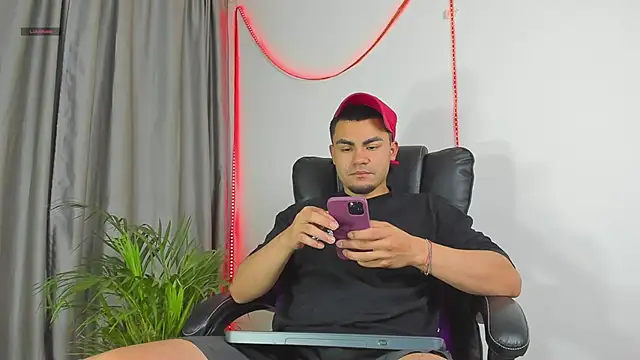 Snapshot of kalivan_voinesscu chatting on December 1, 8:08 am kalivan voinesscu online show from December 1, 8:08 am