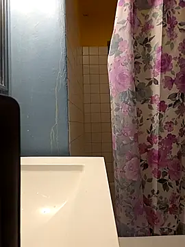 Snapshot of Jovende28 chatting on October 31, 1:23 pm Jovende28 online show from October 31, 1:23 pm