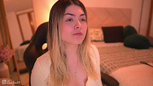 Lau Bee online show from November 29, 6:00 pm