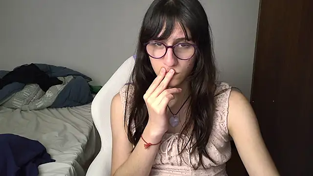 Snapshot of Alice_love29 chatting on December 9, 11:03 pm Alice love29 online show from December 9, 11:03 pm