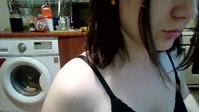 Snapshot of MikaKors chatting on February 13, 12:32 pm MikaKors online show from February 13, 12:32 pm