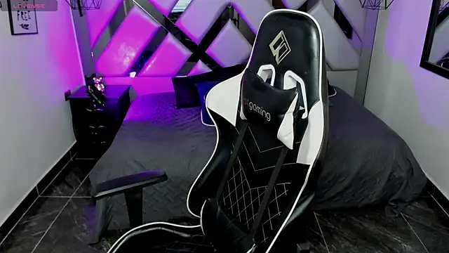 Snapshot of Nahomi-Hill chatting on January 30, 1:11 am Nahomi-Hill online show from January 30, 1:11 am