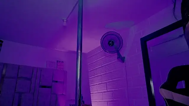 BonnieAnderson  online show from April 12, 11:32 pm