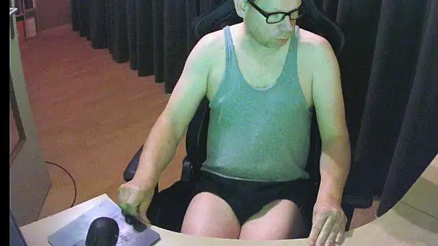 Snapshot of kinkyslet8 chatting on December 4, 9:18 am kinkyslet8 online show from December 4, 9:18 am