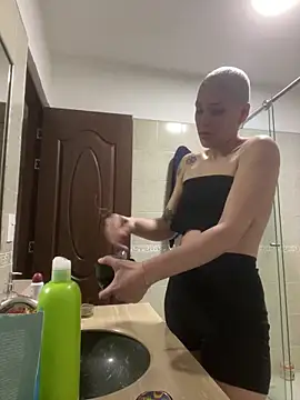 Charlee pink online show from April 12, 10:15 pm