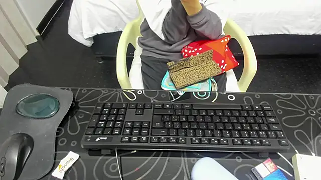 Abrillee1 online show from March 1, 7:26 pm