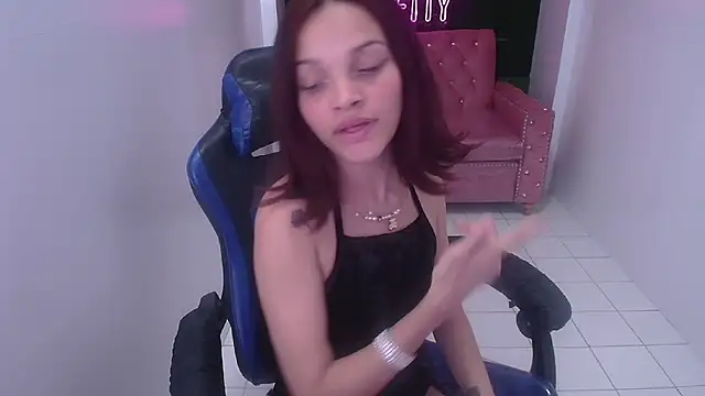 Snapshot of ailen_t chatting on December 30, 12:11 am ailen t online show from December 30, 12:11 am