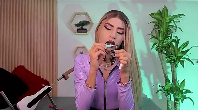 Snapshot of BrianaSchafer chatting on March 20, 4:20 pm BrianaSchafer online show from March 20, 4:20 pm