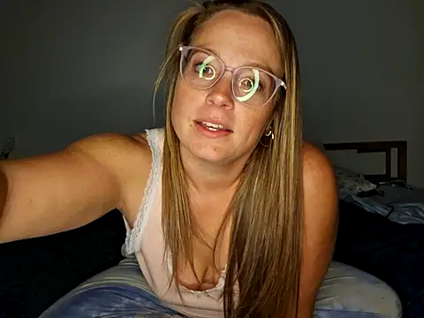 Snapshot of MrandMrsPooks chatting on September 27, 7:02 am MrandMrsPooks online show from September 27, 7:02 am