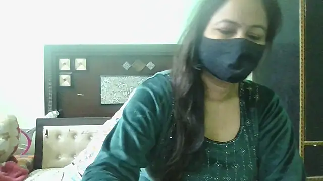 Snapshot of couplesuni chatting on December 2, 3:47 am couplesuni online show from December 2, 3:47 am