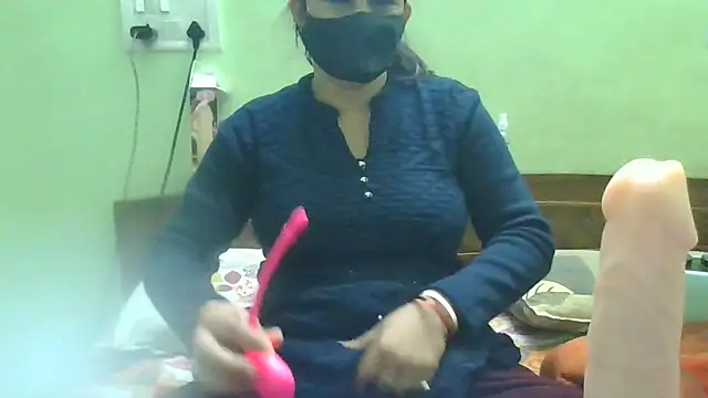 Snapshot of couplesuni chatting on January 16, 4:17 am couplesuni online show from January 16, 4:17 am