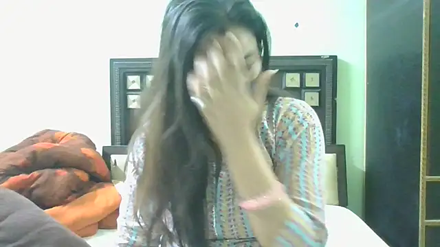 Snapshot of couplesuni chatting on March 9, 5:33 am couplesuni online show from March 9, 5:33 am