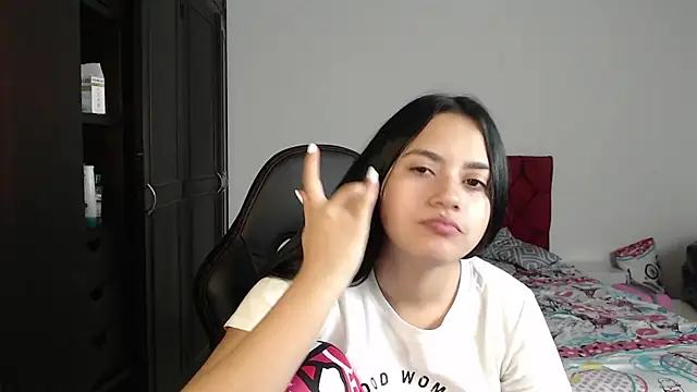 Snapshot of kayla_k18 chatting on February 8, 9:25 pm kayla k18 online show from February 8, 9:25 pm