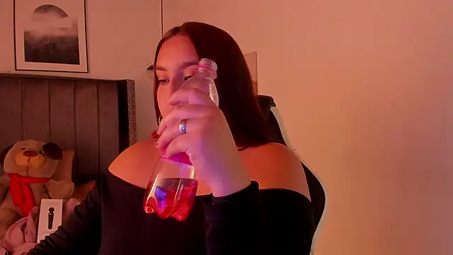 Snapshot of Alaia_Cute chatting on December 19, 5:40 am Alaia Cute online show from December 19, 5:40 am