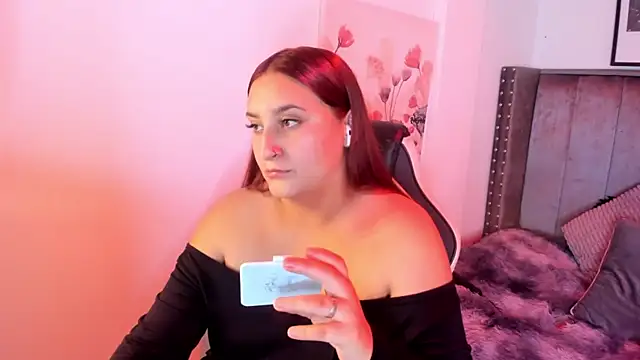 Snapshot of Alaia_Cute chatting on October 22, 3:18 am Alaia Cute online show from October 22, 3:18 am