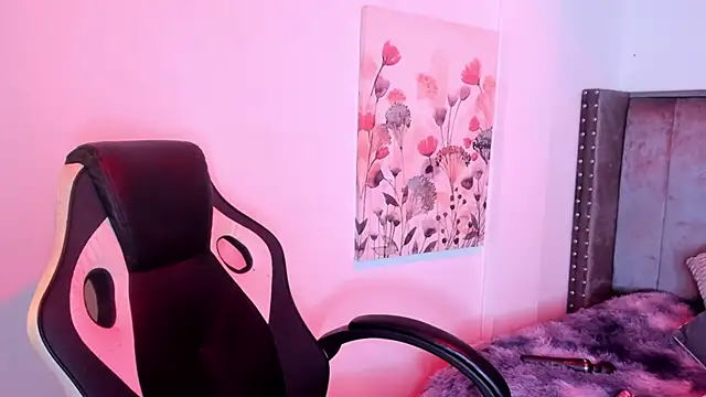 Snapshot of Alaia_Cute chatting on October 23, 3:06 am Alaia Cute online show from October 23, 3:06 am