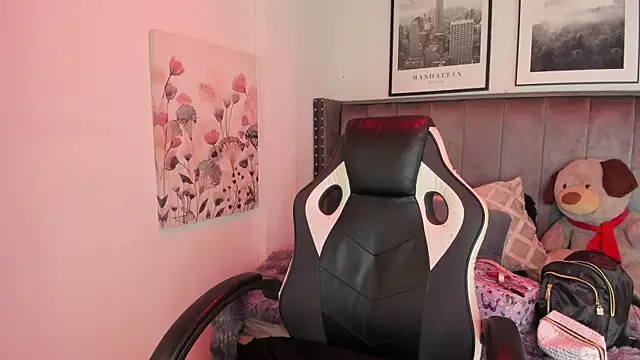 Snapshot of Alaia_Cute chatting on December 16, 2:49 am Alaia Cute online show from December 16, 2:49 am