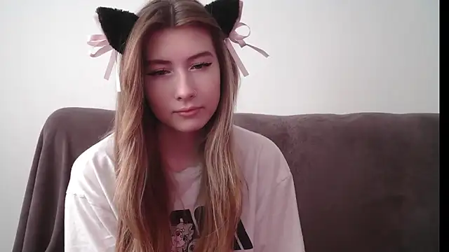 Snapshot of ErikaShyy chatting on December 12, 10:45 am ErikaShyy online show from December 12, 10:45 am