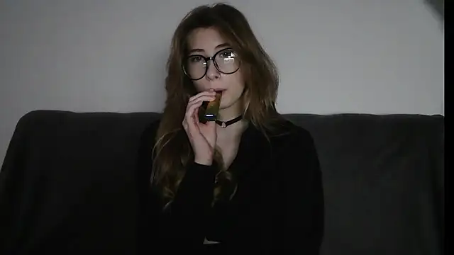 Snapshot of ErikaShyy chatting on December 24, 1:06 pm ErikaShyy online show from December 24, 1:06 pm