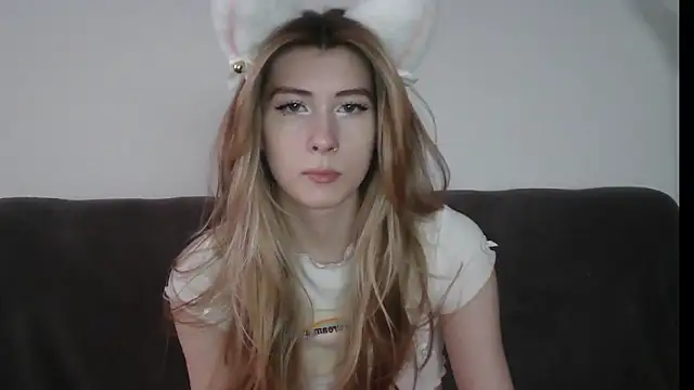 Snapshot of ErikaShyy chatting on January 31, 10:52 am ErikaShyy online show from January 31, 10:52 am