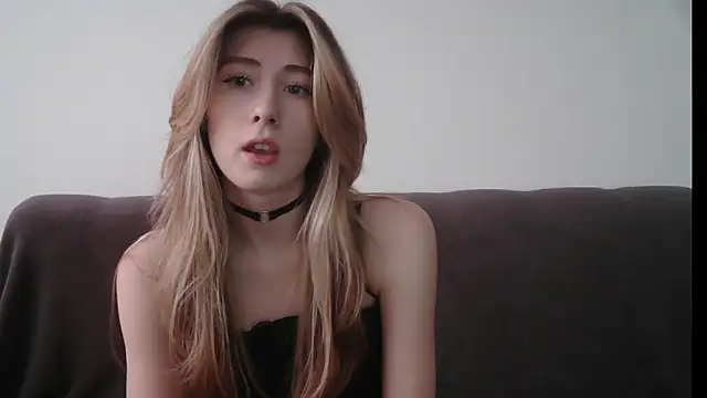 Snapshot of ErikaShyy chatting on February 3, 7:18 am ErikaShyy online show from February 3, 7:18 am