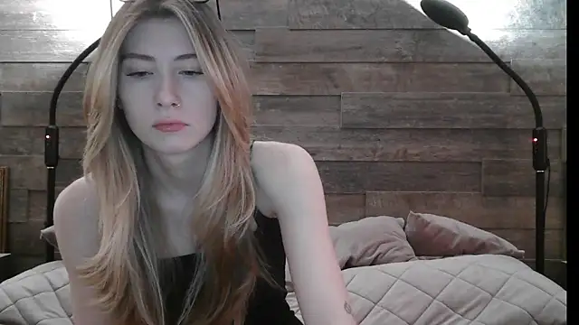 Snapshot of ErikaShyy chatting on February 21, 7:23 am ErikaShyy online show from February 21, 7:23 am