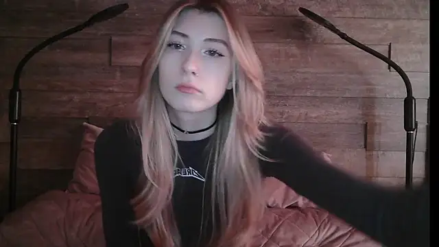 Snapshot of ErikaShyy chatting on March 10, 11:10 am ErikaShyy online show from March 10, 11:10 am