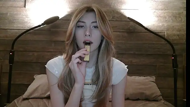 Snapshot of ErikaShyy chatting on March 12, 7:24 am ErikaShyy online show from March 12, 7:24 am