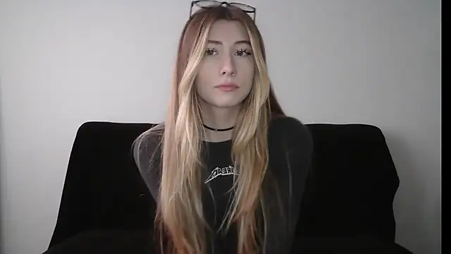 Snapshot of ErikaShyy chatting on October 2, 11:28 am ErikaShyy online show from October 2, 11:28 am