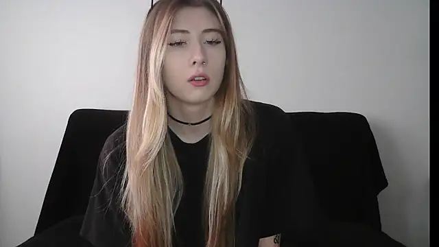 Snapshot of ErikaShyy chatting on October 3, 9:39 am ErikaShyy online show from October 3, 9:39 am