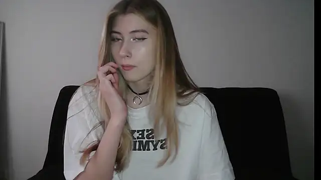 Snapshot of ErikaShyy chatting on November 4, 11:53 am ErikaShyy online show from November 4, 11:53 am