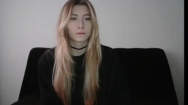 Snapshot of ErikaShyy chatting on November 21, 10:47 am ErikaShyy online show from November 21, 10:47 am