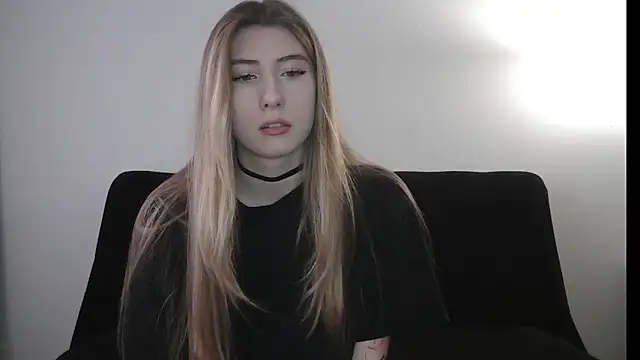 Snapshot of ErikaShyy chatting on December 17, 10:54 am ErikaShyy online show from December 17, 10:54 am