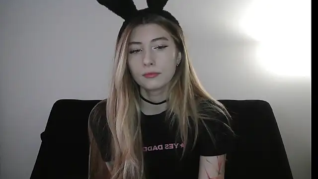 Snapshot of ErikaShyy chatting on December 18, 11:16 am ErikaShyy online show from December 18, 11:16 am