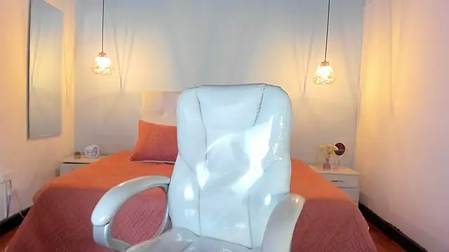 Snapshot of Emma23__ chatting on January 21, 12:36 am Emma23 online show from January 21, 12:36 am