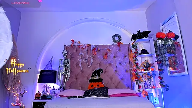 Snapshot of LadyAvalon chatting on October 31, 7:59 pm LadyAvalon online show from October 31, 7:59 pm