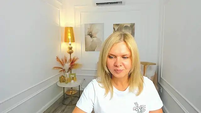 Snapshot of AgathaKlouin chatting on May 21, 7:32 pm AgathaKlouin online show from May 21, 7:32 pm