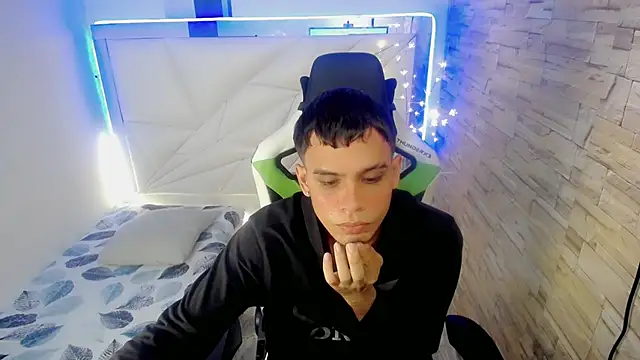 Snapshot of zacariasss_ chatting on December 10, 8:27 pm zacariasss online show from December 10, 8:27 pm