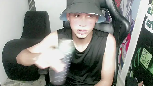 Snapshot of zacariasss_ chatting on December 29, 2:06 am zacariasss online show from December 29, 2:06 am