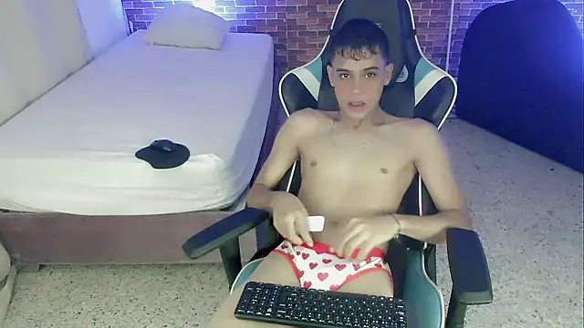 Snapshot of zacariasss_ chatting on September 13, 4:01 am zacariasss online show from September 13, 4:01 am