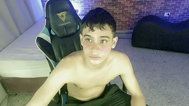 Snapshot of zacariasss_ chatting on September 28, 3:23 am zacariasss online show from September 28, 3:23 am