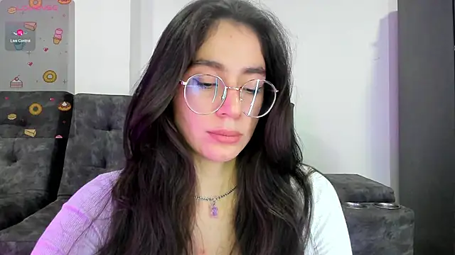 Snapshot of emmadiaz1 chatting on March 1, 1:00 am emmadiaz1 online show from March 1, 1:00 am