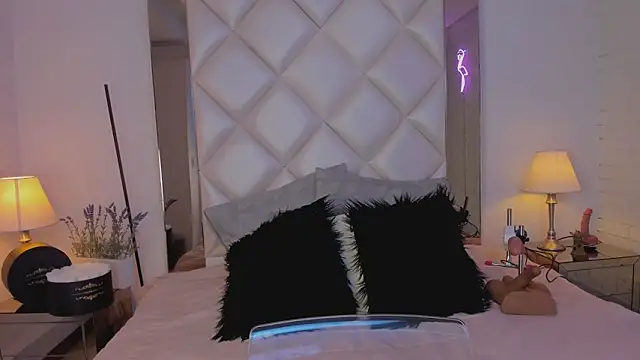 Snapshot of KimRoussee chatting on February 12, 3:40 am KimRoussee online show from February 12, 3:40 am