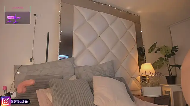 Snapshot of KimRoussee chatting on December 17, 4:29 am KimRoussee online show from December 17, 4:29 am