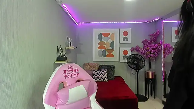 Dafne huges online show from February 11, 7:16 pm