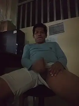 Snapshot of activo202 chatting on December 14, 4:18 am activo202 online show from December 14, 4:18 am