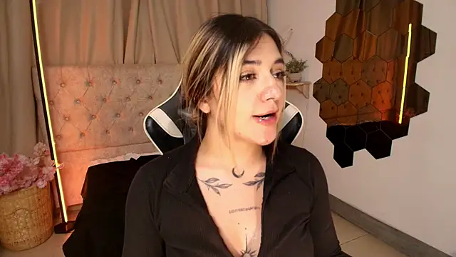 ashleyvalirya online show from March 21, 10:06 am