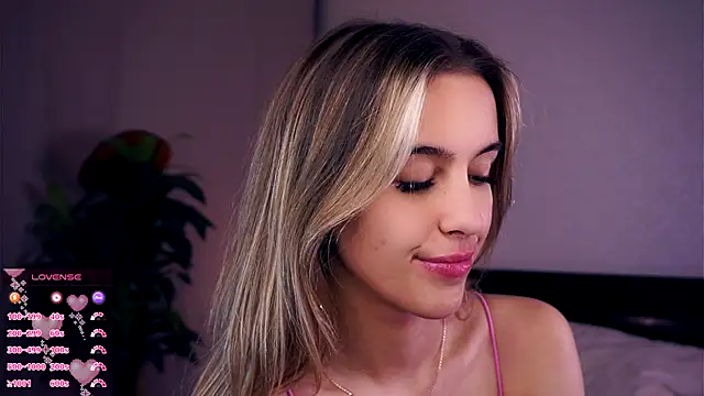 Snapshot of FannyHewson chatting on October 14, 7:47 pm FannyHewson online show from October 14, 7:47 pm