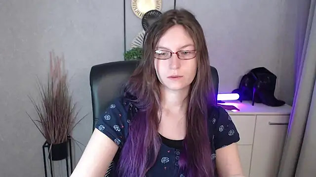 Snapshot of emmaxDelight chatting on November 14, 6:56 am emmaxDelight online show from November 14, 6:56 am