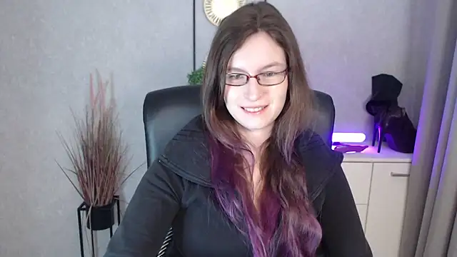 Snapshot of emmaxDelight chatting on November 21, 6:23 am emmaxDelight online show from November 21, 6:23 am